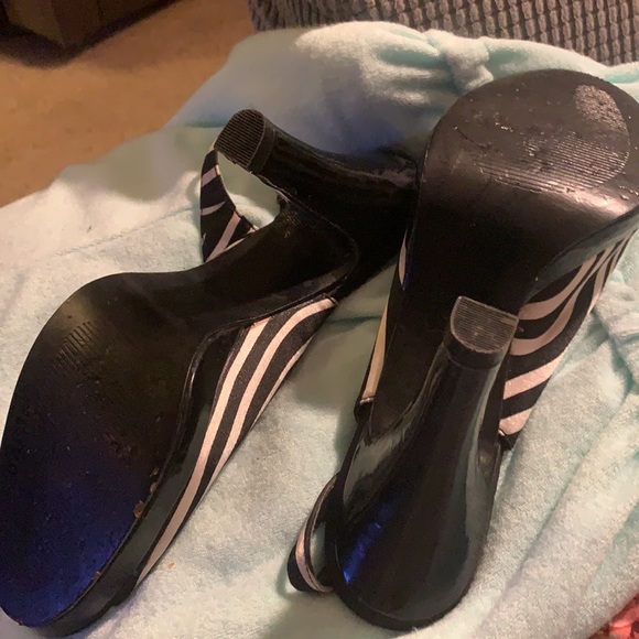 Zebra leather platform open toe sling backs. - Picture 4 of 6